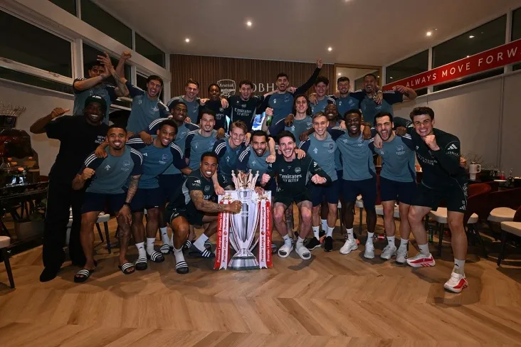 "Arsenal" futbolchilari haqiqiy bo'lmagan APL Chempionlar kubogi bilan suratga tushishdi
