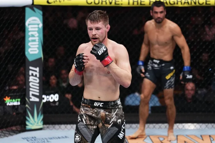Brays Mitchell tovuqlarini omlet va UFC tushlik qoldiqlari bilan boqayotganini aytdi