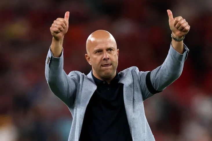 Arne Slot "Arsenal" ni Premer-liga chempionati bilan tabrikladi