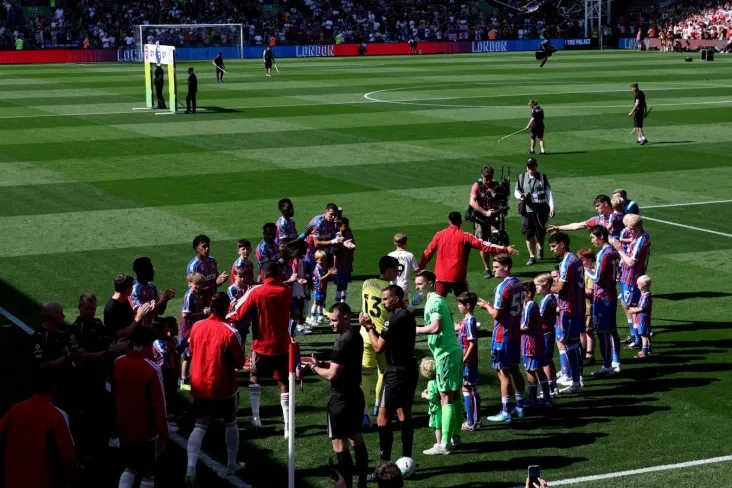 "Kristal Palas "futbolchilari"Arsenal" futbolchilariga chempionlik koridorini tashkil etishdi