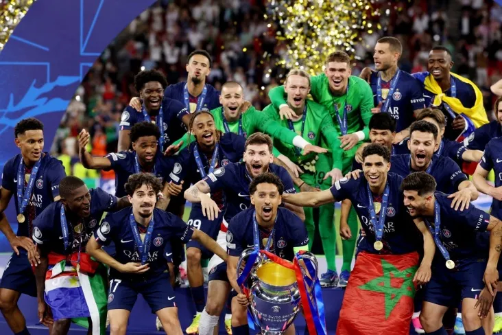 Foto: Matvey Safonov 2025/2026 yilgi UEFA Chempionlar Ligasi kubogi bilan