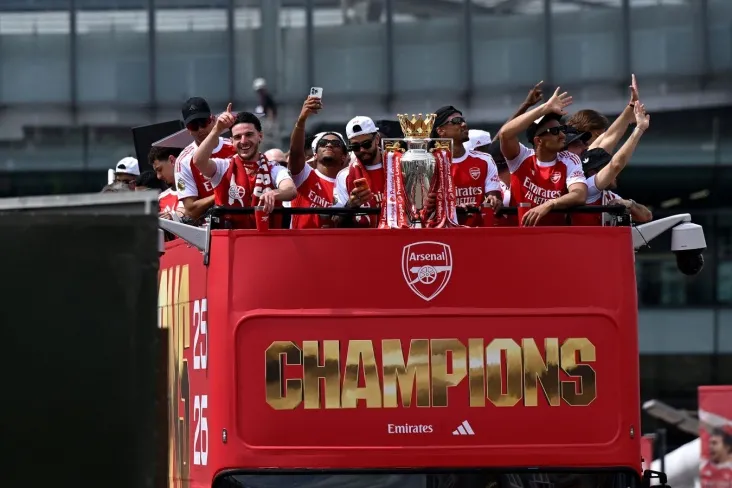 "Arsenal" " PSJ " mag'lubiyatga uchraganidan bir kun o'tgach, APLdagi g'alaba sharafiga chempionlik paradini o'tkazdi
