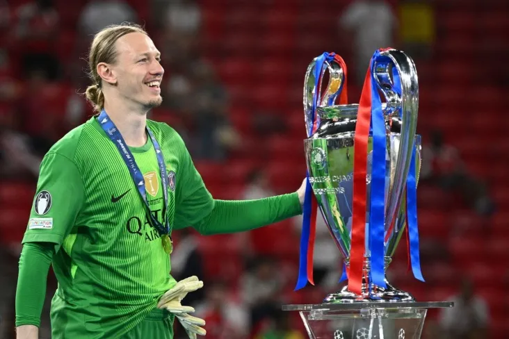 Video: Matvey Safonov PSJ chempionlik paradida LCH kubogini ko'tardi