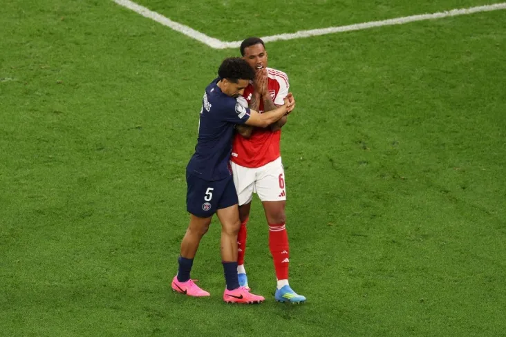"PSJ" dan Marquinhos "Arsenal" dan Magalhaesni LCH finalida penaltini o'tkazib yuborganidan keyin tasalli berdi