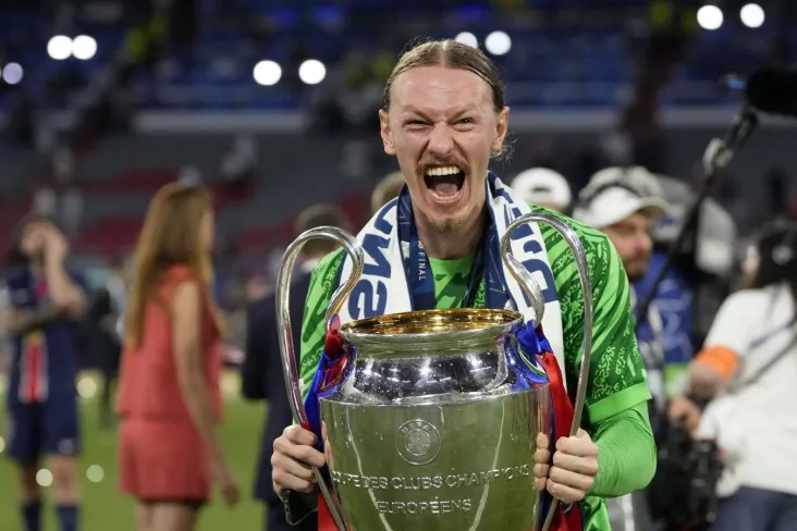 Matvey Safonov Frantsiya Prezidentining Elisey saroyidagi ziyofatdagi nutqi paytida kulib yubordi