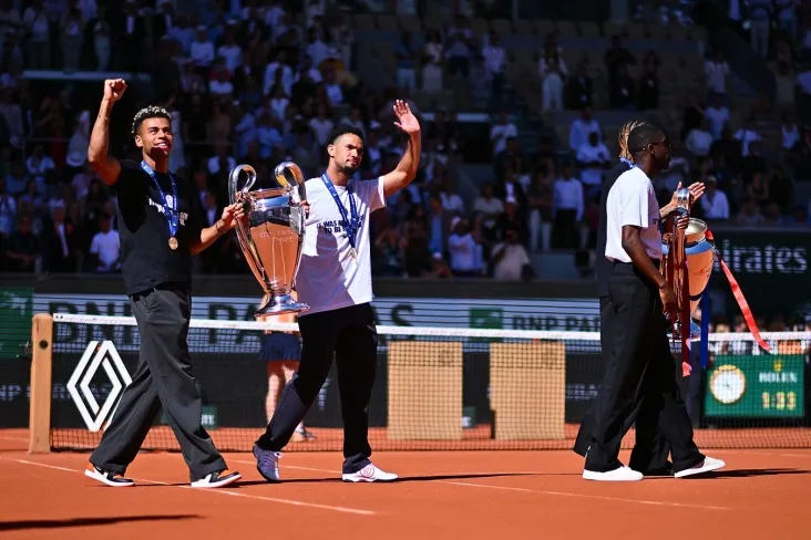 PSJ o'yinchilari Chempionlar Ligasi sovrinlarini Roland Garros stadioniga olib kelishdi