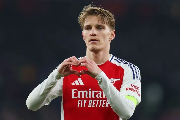 "Arsenal" chempionlik paradida Edegor to'p bilan politsiyachining boshiga tushdi