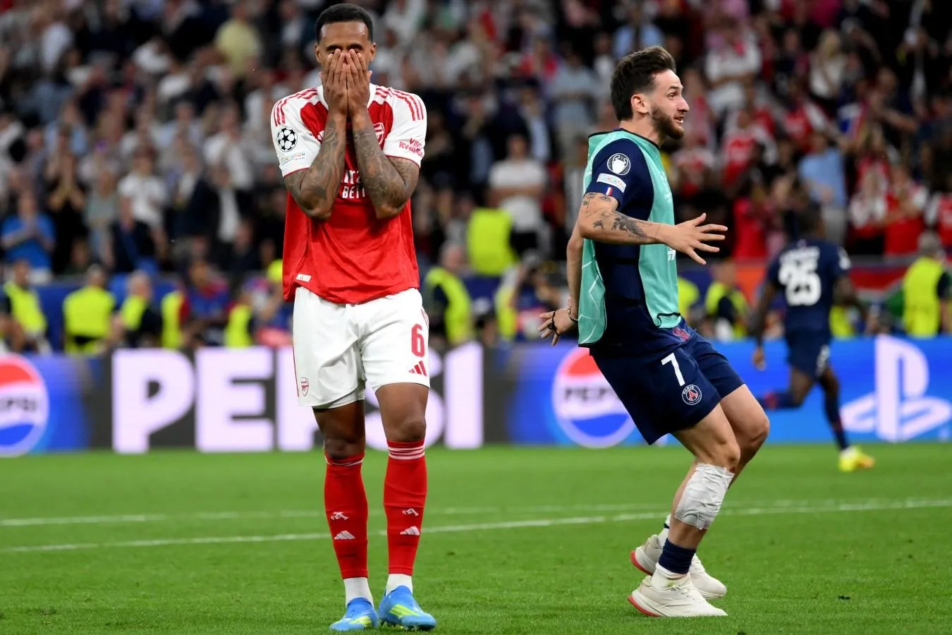 "Rahmat, Gabriel." Zenit o'z stadioni yonida LCH to'pi bilan singan oynaning fotosuratini joylashtirdi