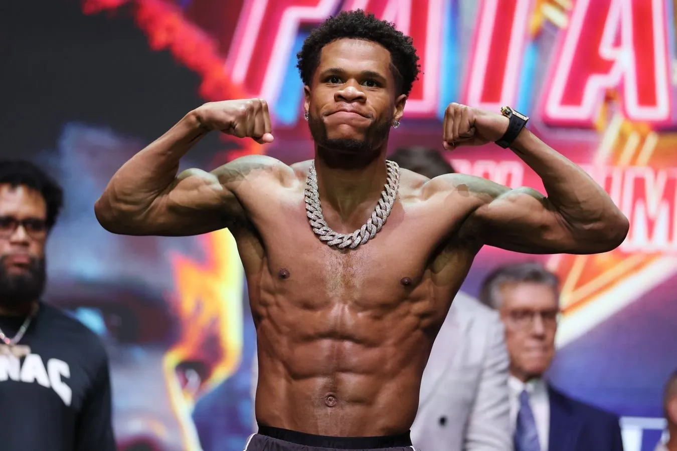 Devin Xeni avgust oyida mag'lubiyatsiz sobiq chempionga qarshi kurashadi-BoxingScene