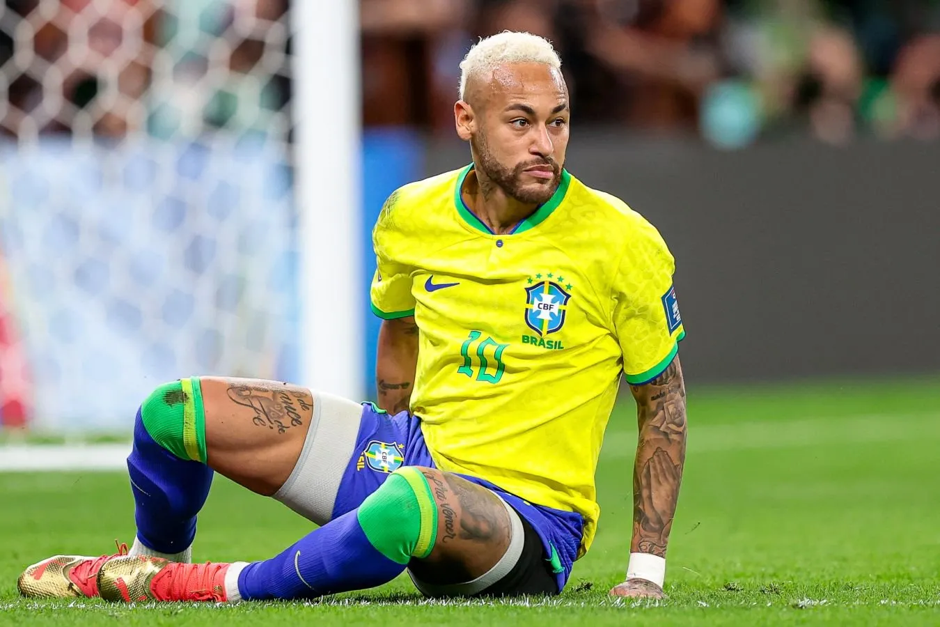 Neymar o'zi va Messi bilan birga ichki kiyimlarini va o'rtada "uchta eng zo'r" yozuvini ko'rsatdi