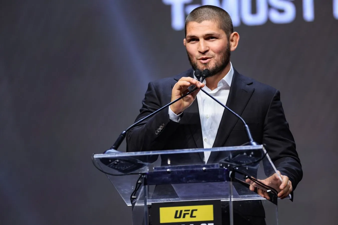 Nurmagomedov Maxachev va sobiq futbolchi Roberto Karlos bilan birgalikda suratga tushdi