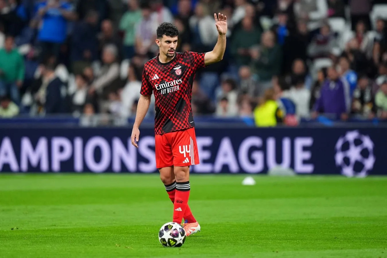 Mourino "Benfika" himoyachisini "Real" ning transfer ro'yxatiga kiritdi.