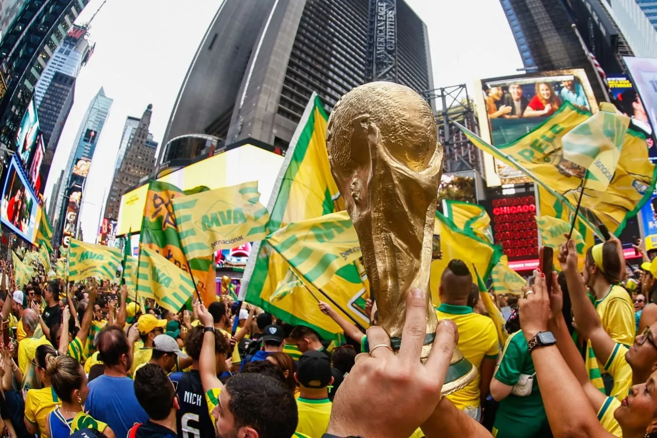 Video: Braziliya terma jamoasi muxlislari 2026 yilgi jahon chempionatida Marokash bilan o'yin oldidan Tayms maydonini suv bosdi