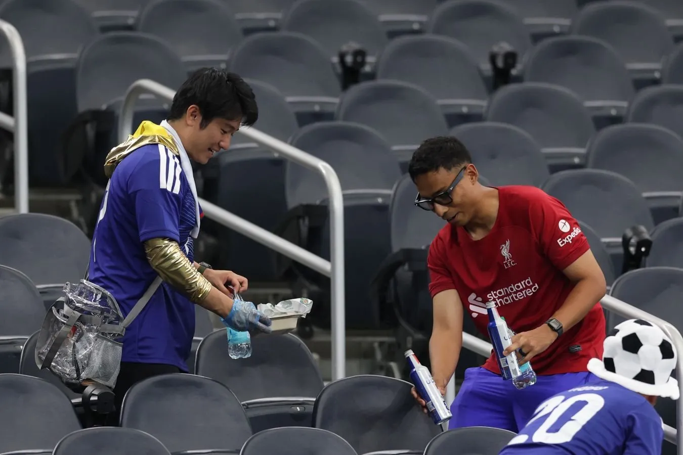 Yaponiya terma jamoasi muxlislari Gollandiya bilan o'yindan so'ng stadionni tozalashdi