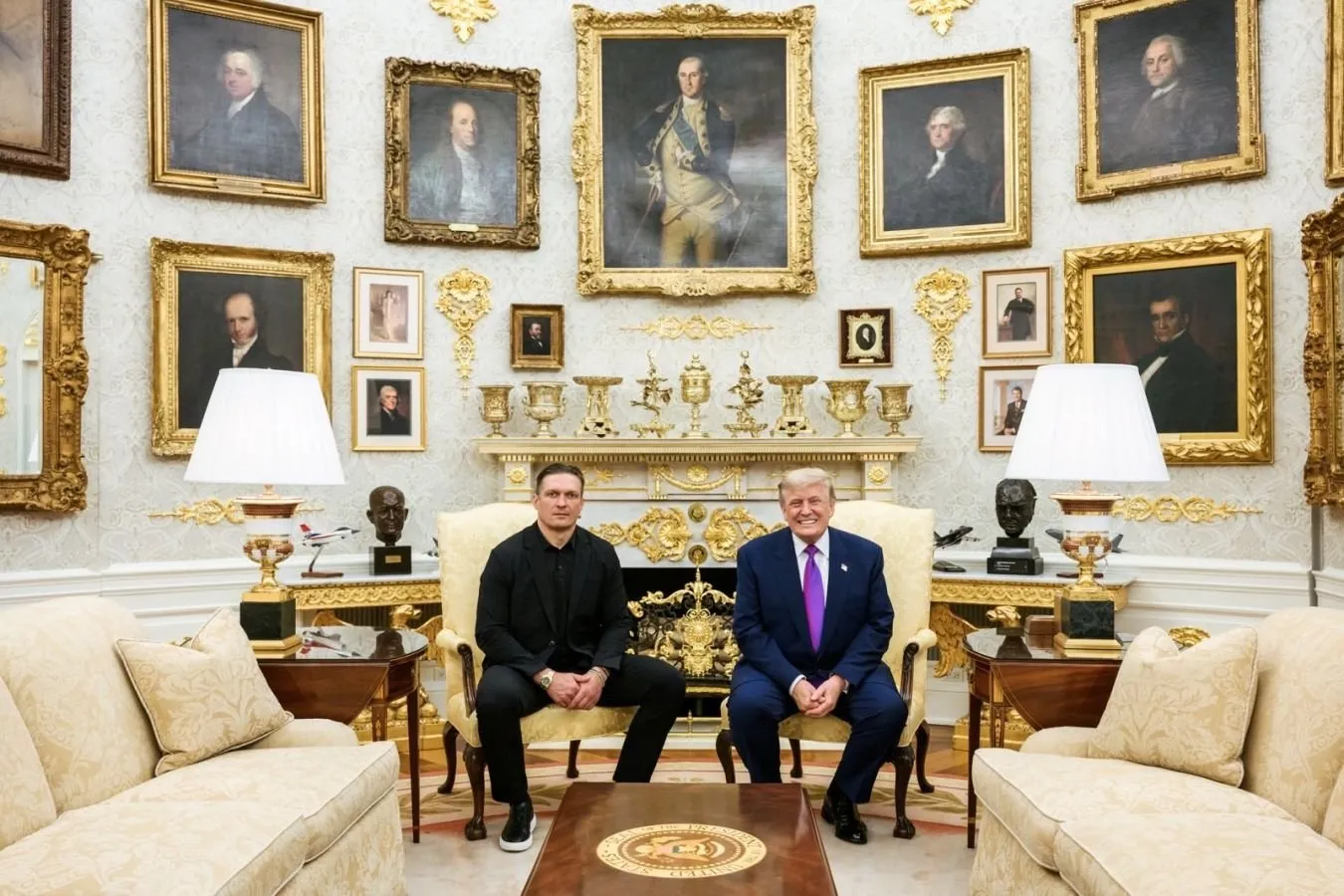 Aleksandr Usik oq uyning oval ofisida Donald Tramp bilan tushgan suratini joylashtirdi