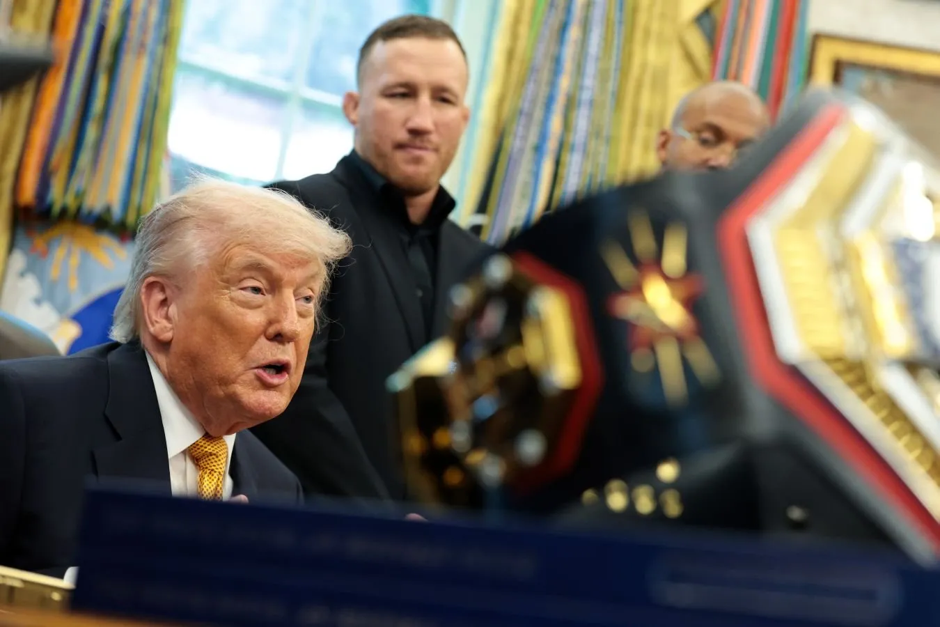 Donald Tramp Mishel Obama haqidagi so'zlaridan so'ng UFC jangchisining zanjirini bo'ynidan olib tashladi