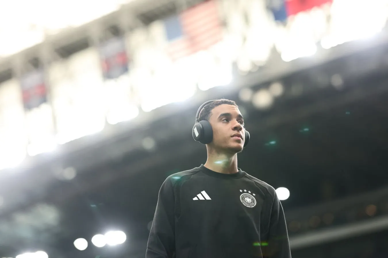 FIFA Musialaga Kurasao bilan o'yin oldidan naushnik logotipini yopishtirishni buyurdi