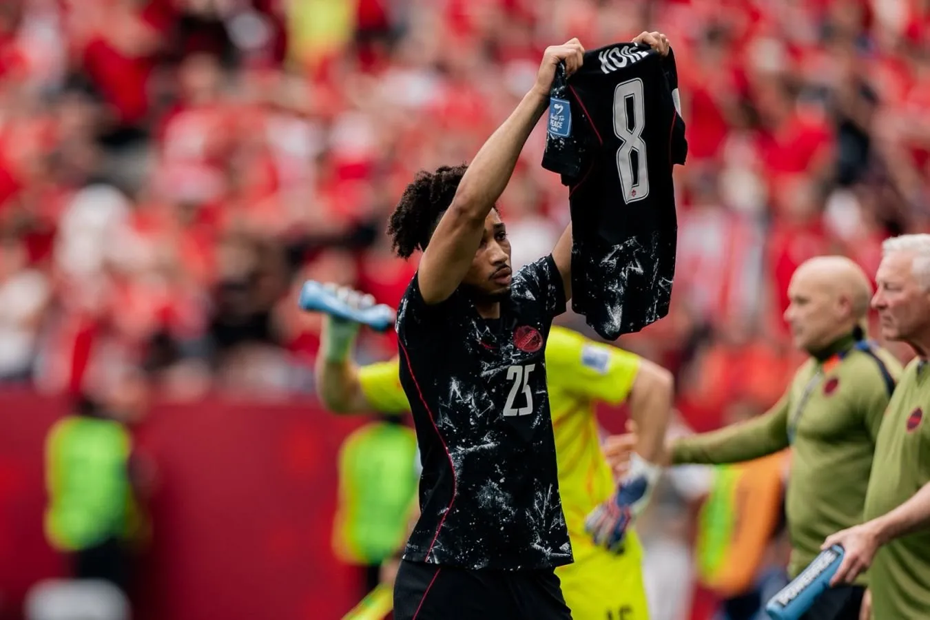 Foto: Kanada terma jamoasi o'yinchisi Saliba goldan so'ng jarohatlangan Konening futbolkasini ko'tardi