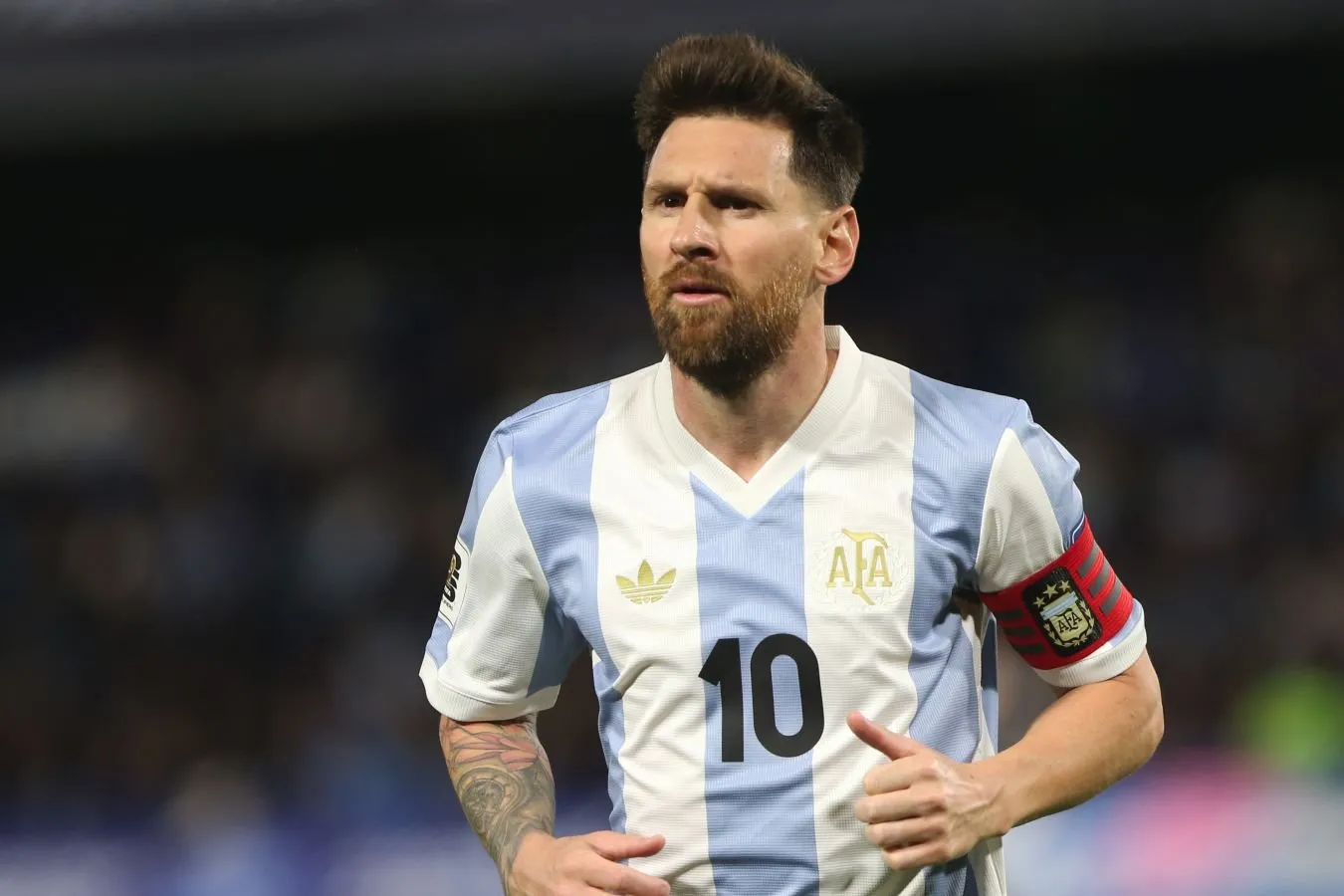 Almashtirilgandan so'ng, Messi skameykadagi o'rindiqdan voz kechdi va maysazorga o'tirdi