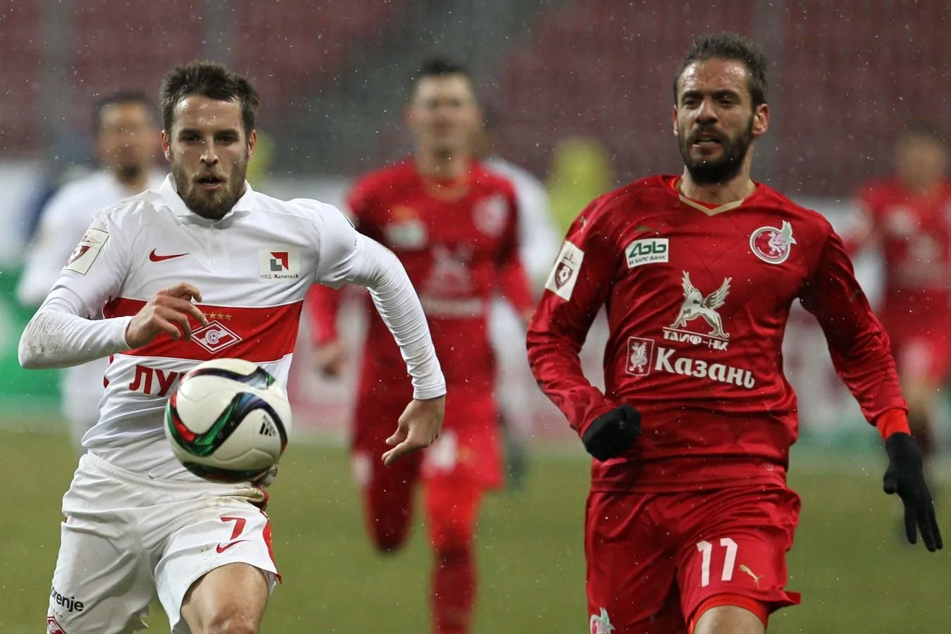 "Spartak" ning sobiq o'yinchisi Kombarov Messi va Ronaldu o'rtasidagi zamonning eng yaxshi o'yinchisini tanladi