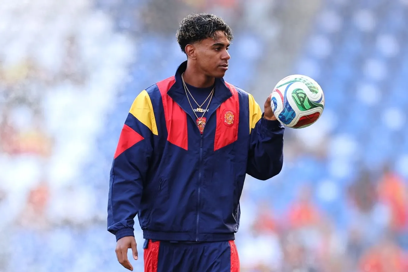 Yamal jahon chempionati bombardirlari poygasida Messi va Mbappe bilan ortda qolganidan xavotirda emasligini aytdi