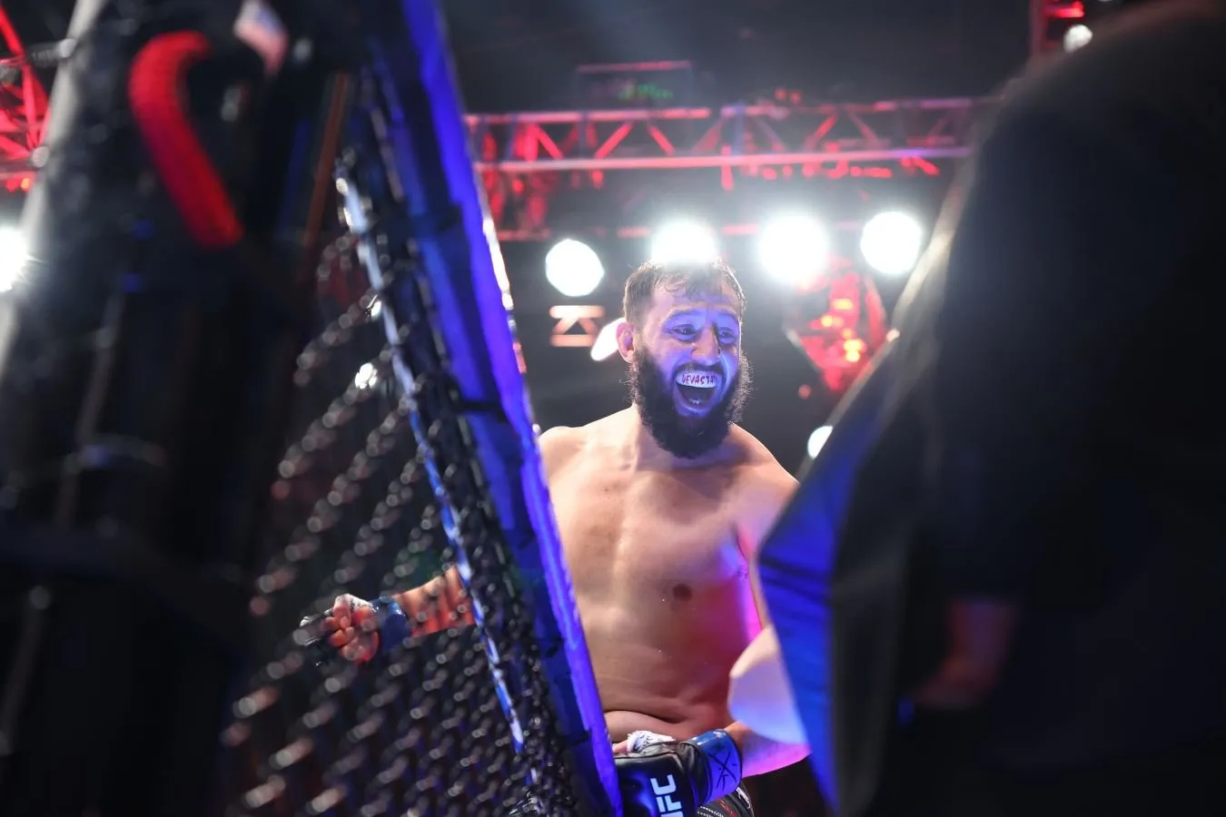 Dominik Reyes Aleks Pereyraning ketishi fonida yarim og'ir vazn toifasida chempionlik musobaqasini taklif qildi