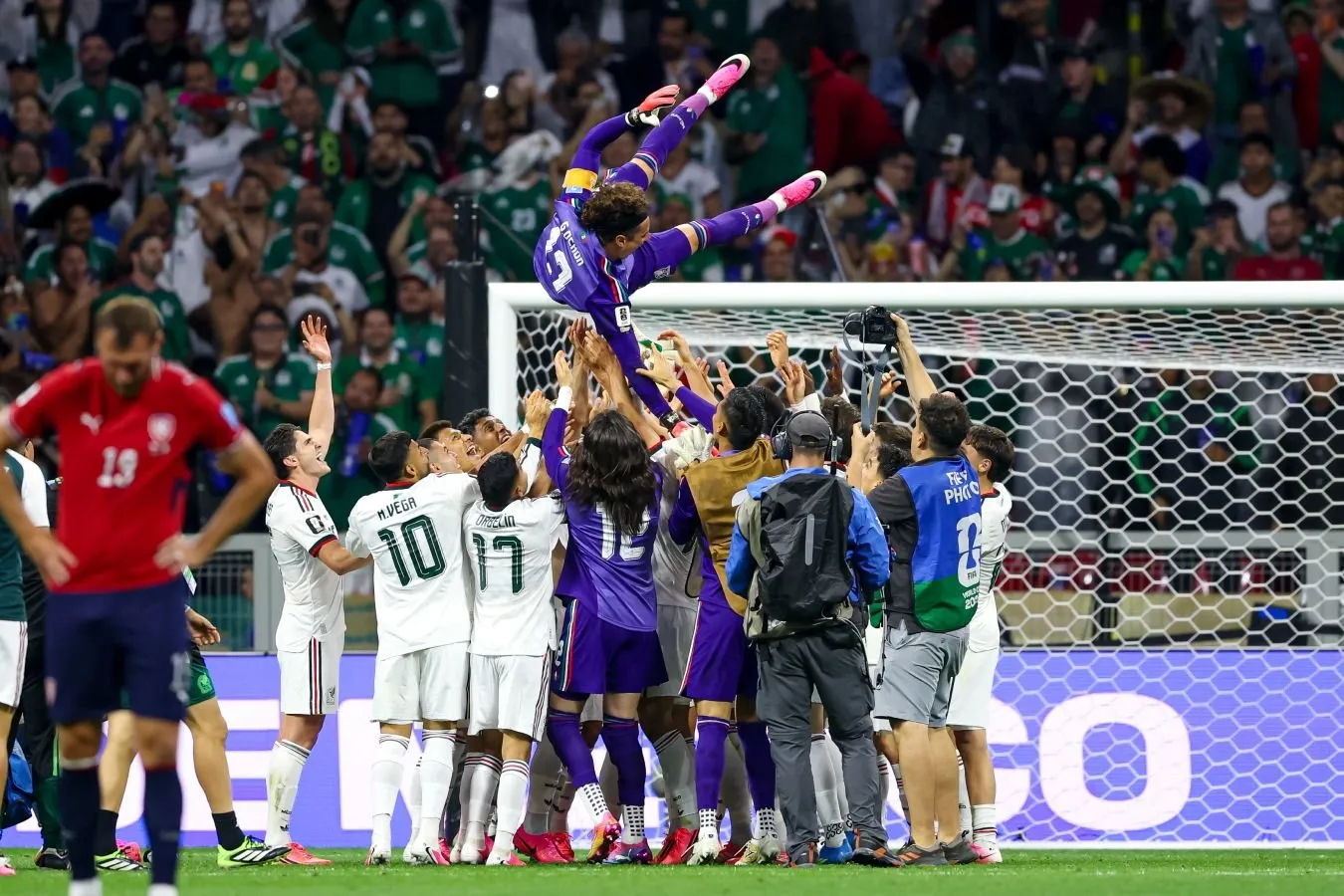 Ochoa kachali, Chaves goldan xursand bo'ldi, Kinyones tilini ko'rsatdi. Jahon chempionati o'yinida Meksikaning g'alabasi fotosurati