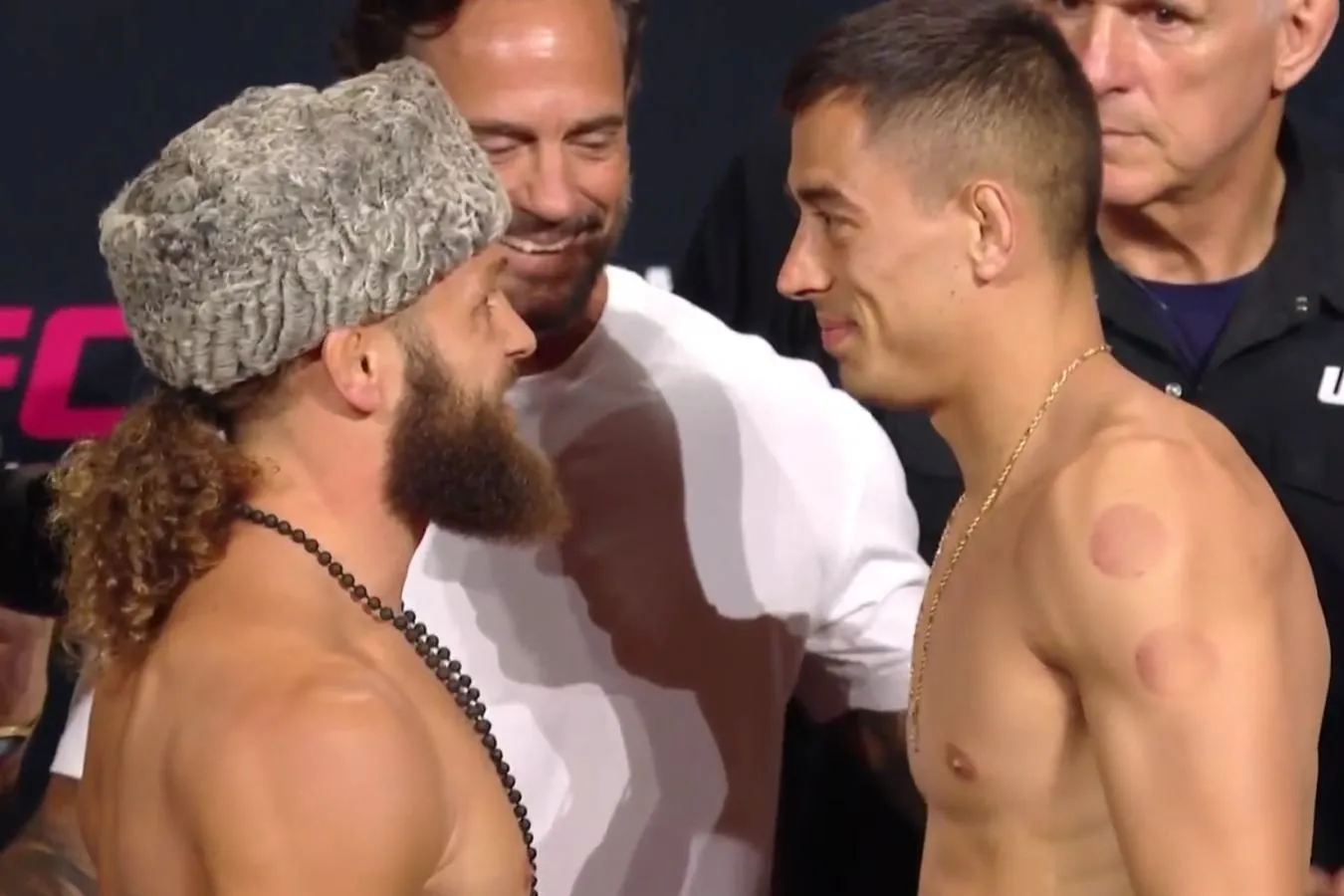 Fiziyev papaxda va UFC Baku oldida Torres bilan ko'z jangini tabassum bilan o'tkazdi