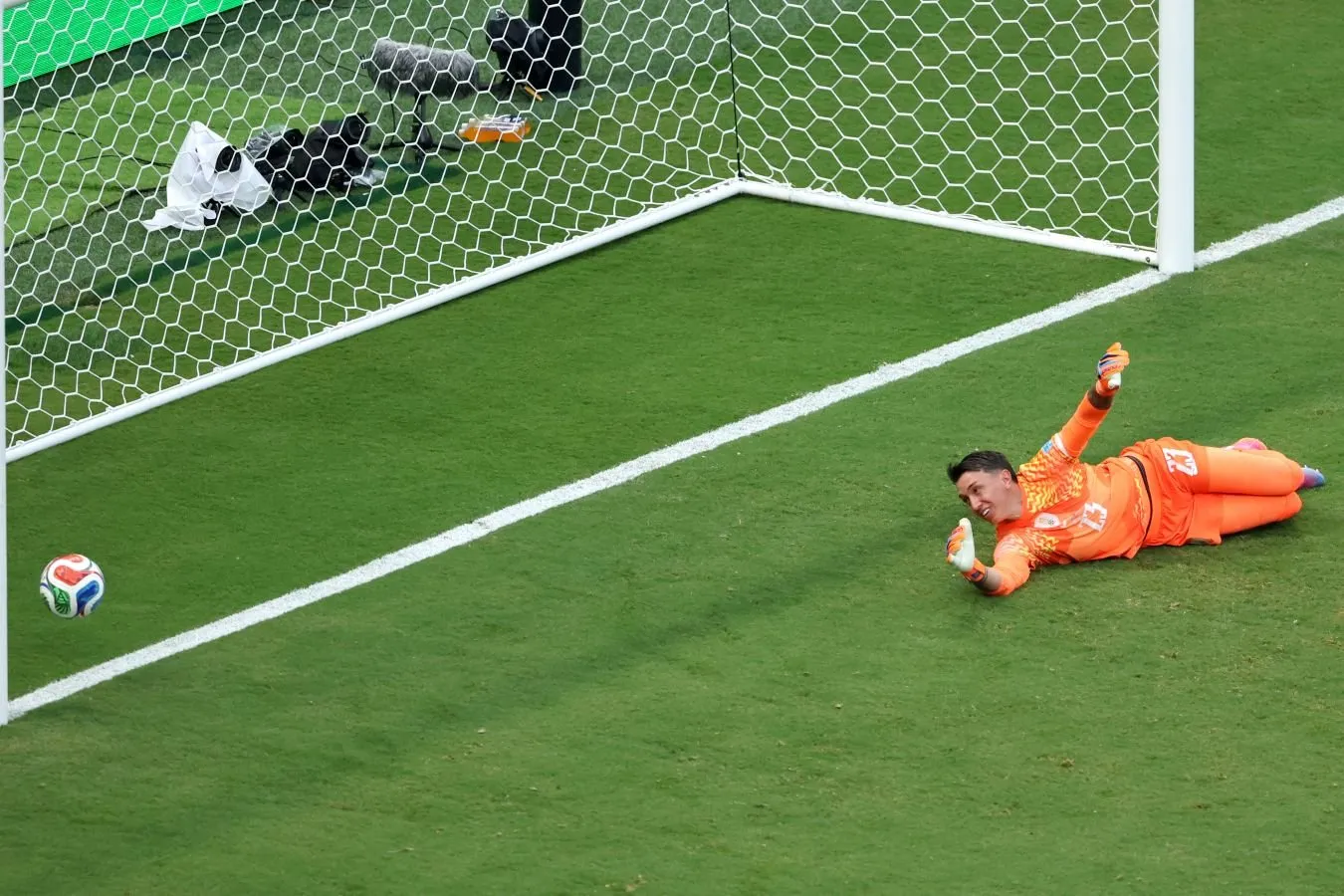 Surat: Ispaniya bilan o'yinda gol urgan Urugvay terma jamoasi darvozaboni Musleraning xatosi