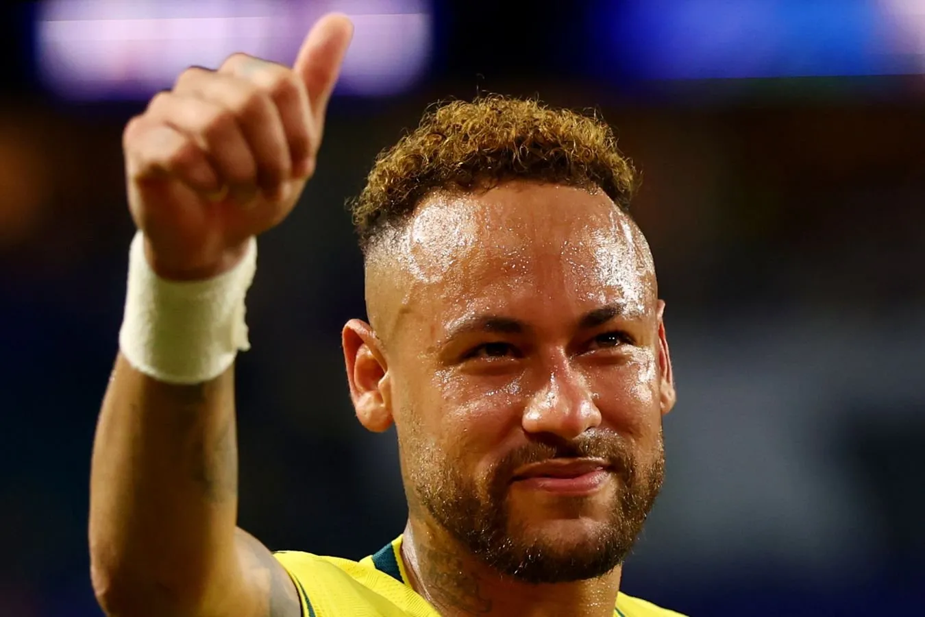 Video: styuardlar Neymarning o'g'lini ikki marta ushladilar. Futbolchi shaxsan aralashishi kerak edi