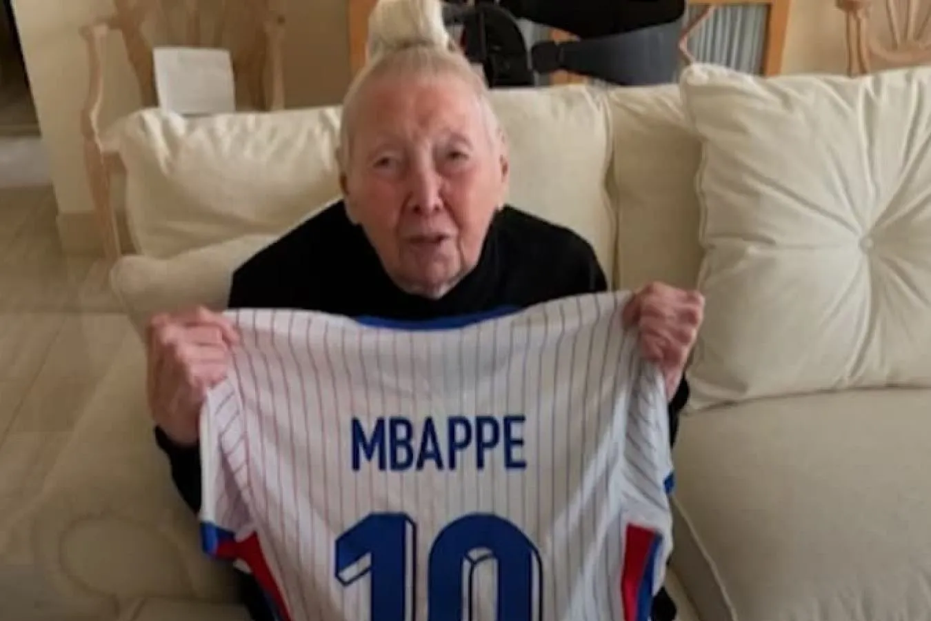 Fransiya terma jamoasi 96 yoshli muxlisga Mbappe futbolkasini sovg'a qildi