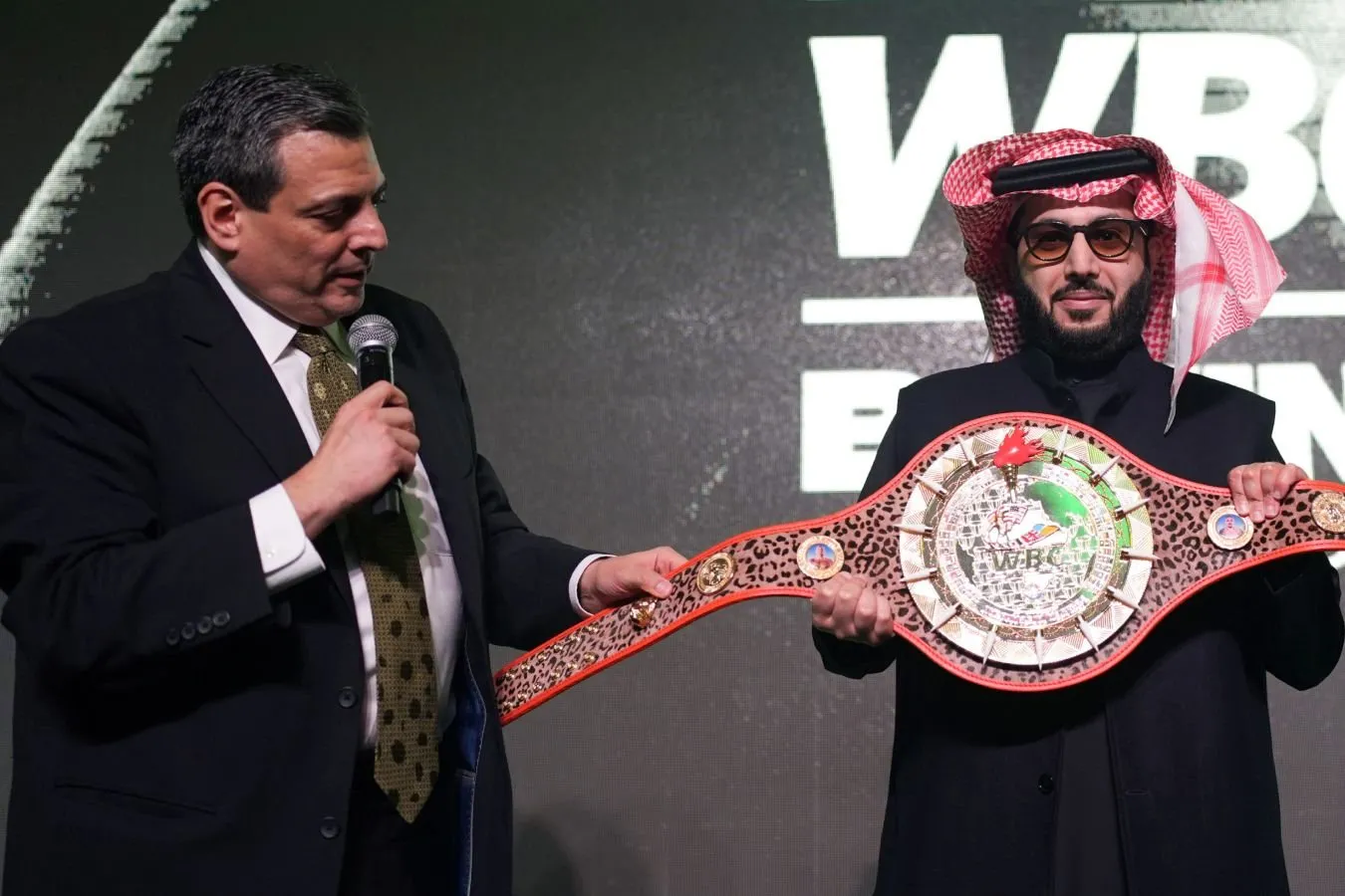 "Men buni AI deb o'yladim." WBC prezidenti-Usikning unvonlarni bo'sh deb e'lon qilish to'g'risidagi qarori haqida