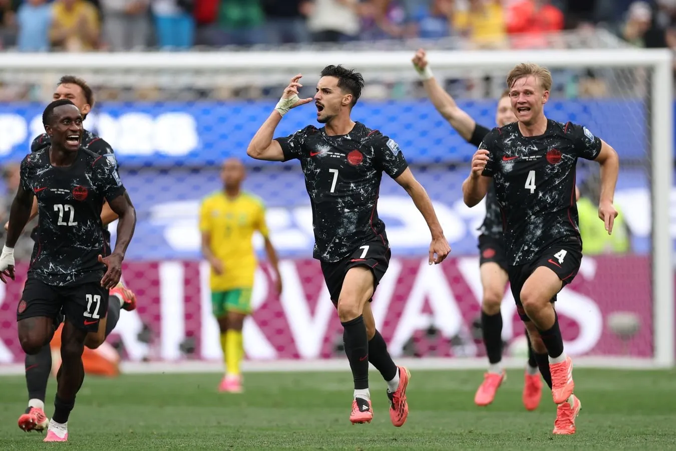 "Men teskari la'natni sinab ko'raman." Reper jahon chempionatining 1/8 final o'yinida Kanadaga qarshi garov tikdi
