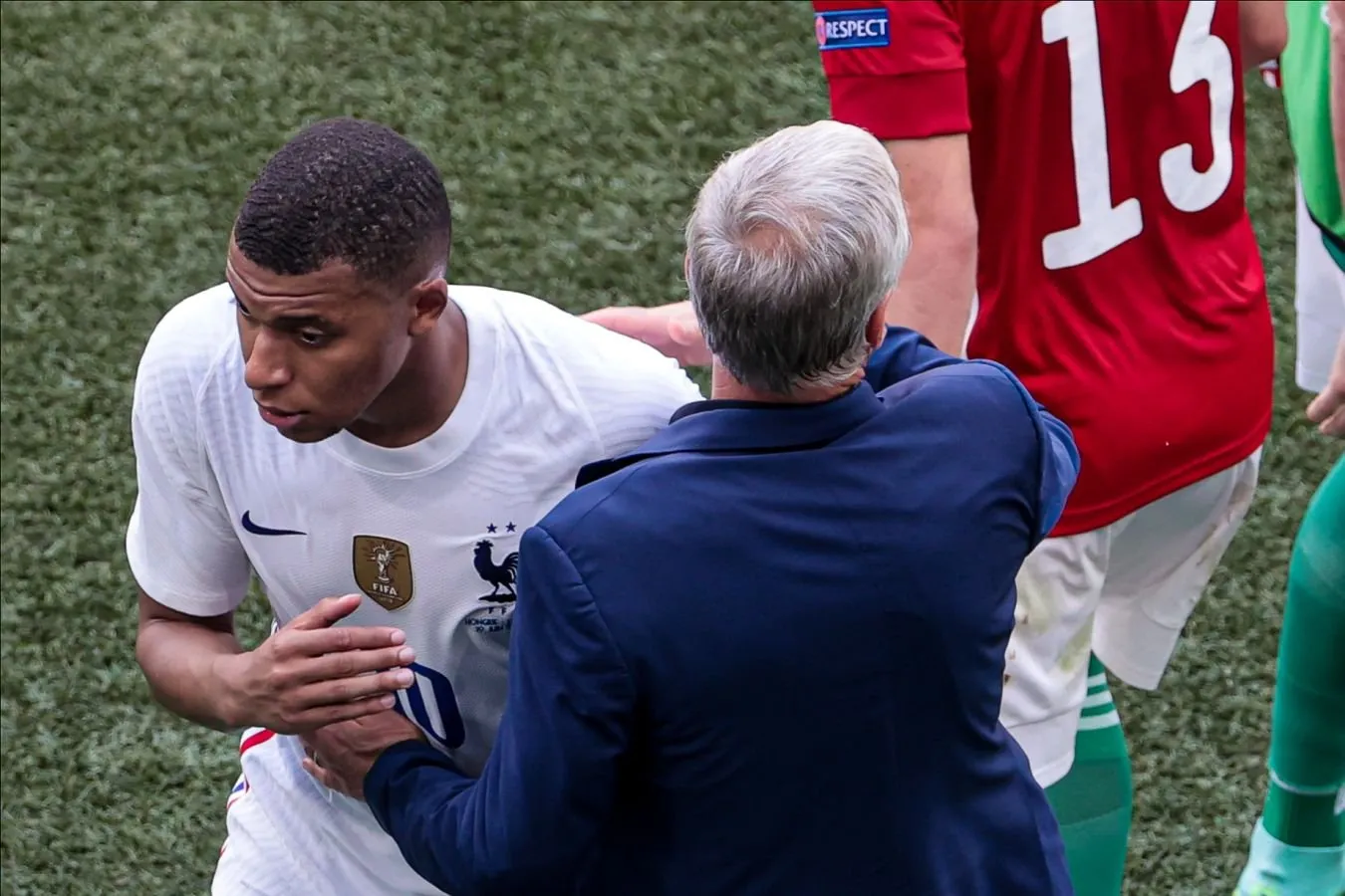 Fransiya terma jamoasi jamoa uchun o'yinlar soni bo'yicha Deshamga yetib kelgan Mbappe sharafiga post kiritdi