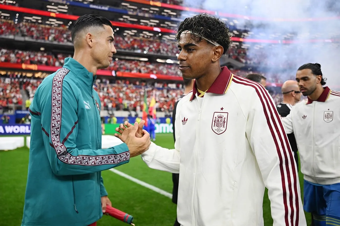 Uchrashuv oldidan Ronaldu va Yamalning qo'l siqishi Portugaliya-Ispaniya jahon chempionatida-2026