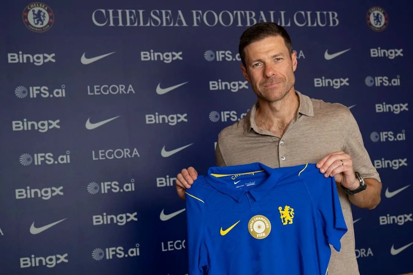 Xavi Alonso "Chelsi" bazasiga etib keldi va yangi bosh murabbiy sifatida tanishtirildi