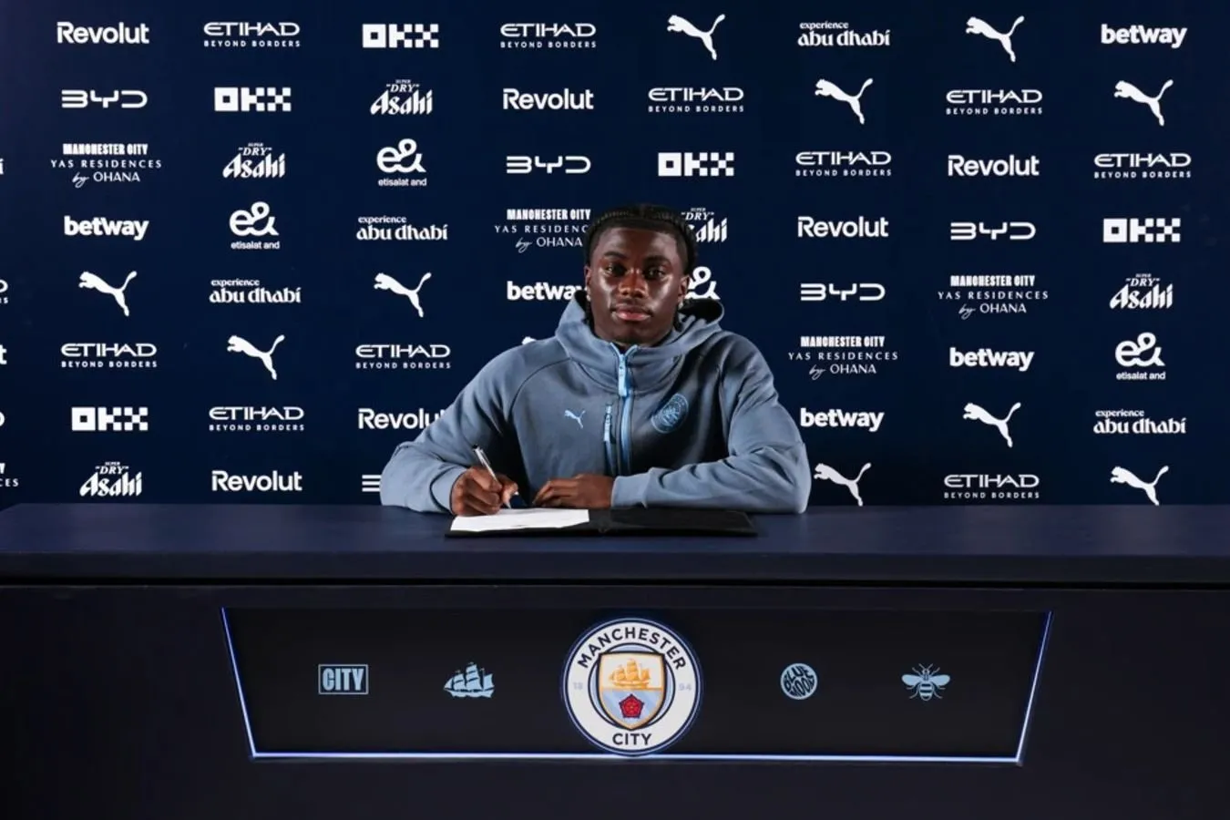 "Manchester Siti" "Lester" dan vinger Jeremi Monguni imzoladi
