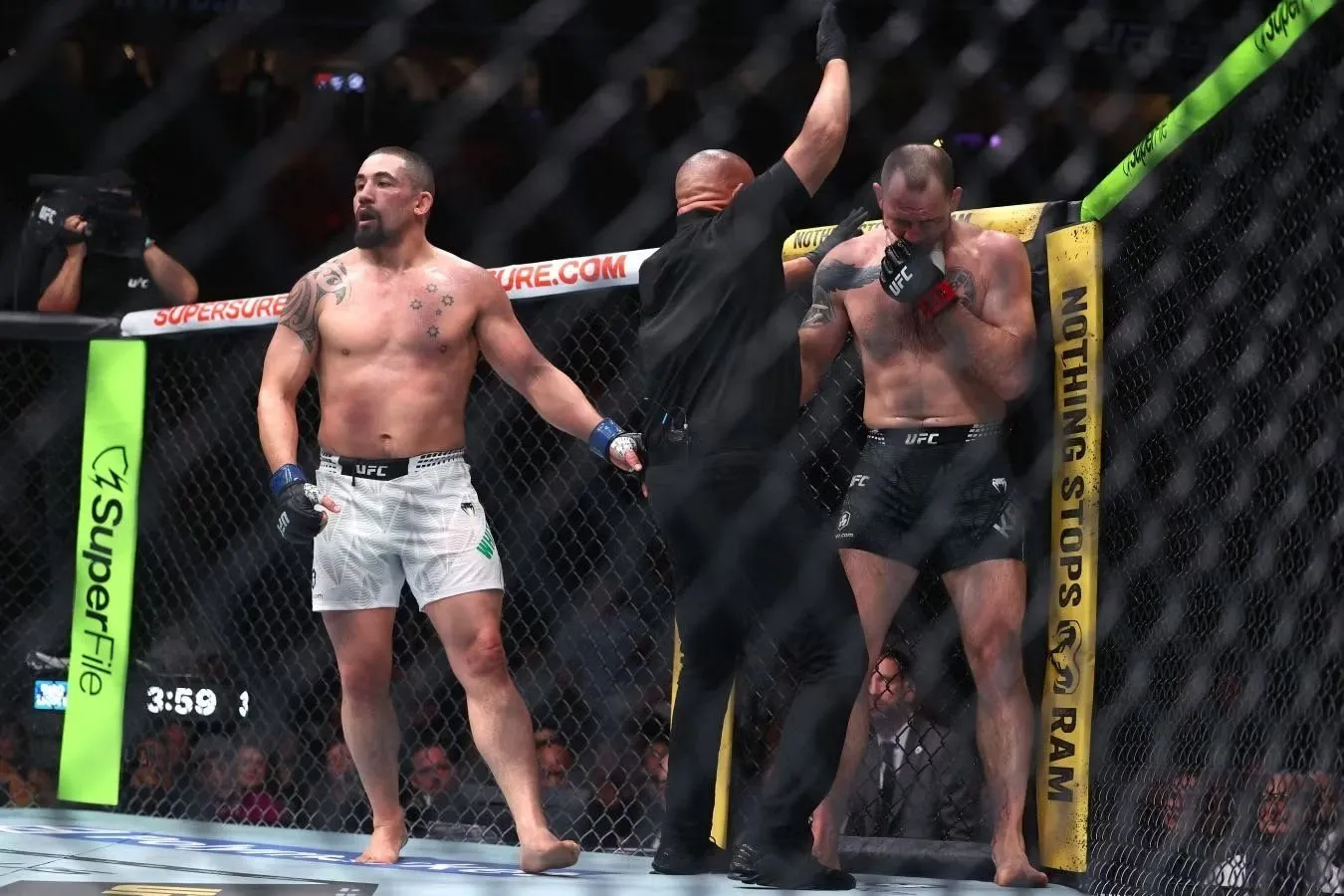 "Meni semiz deb atashdi." Robert Uittaker UFC 329-da sharhlovchilarning ishini tanqid qildi