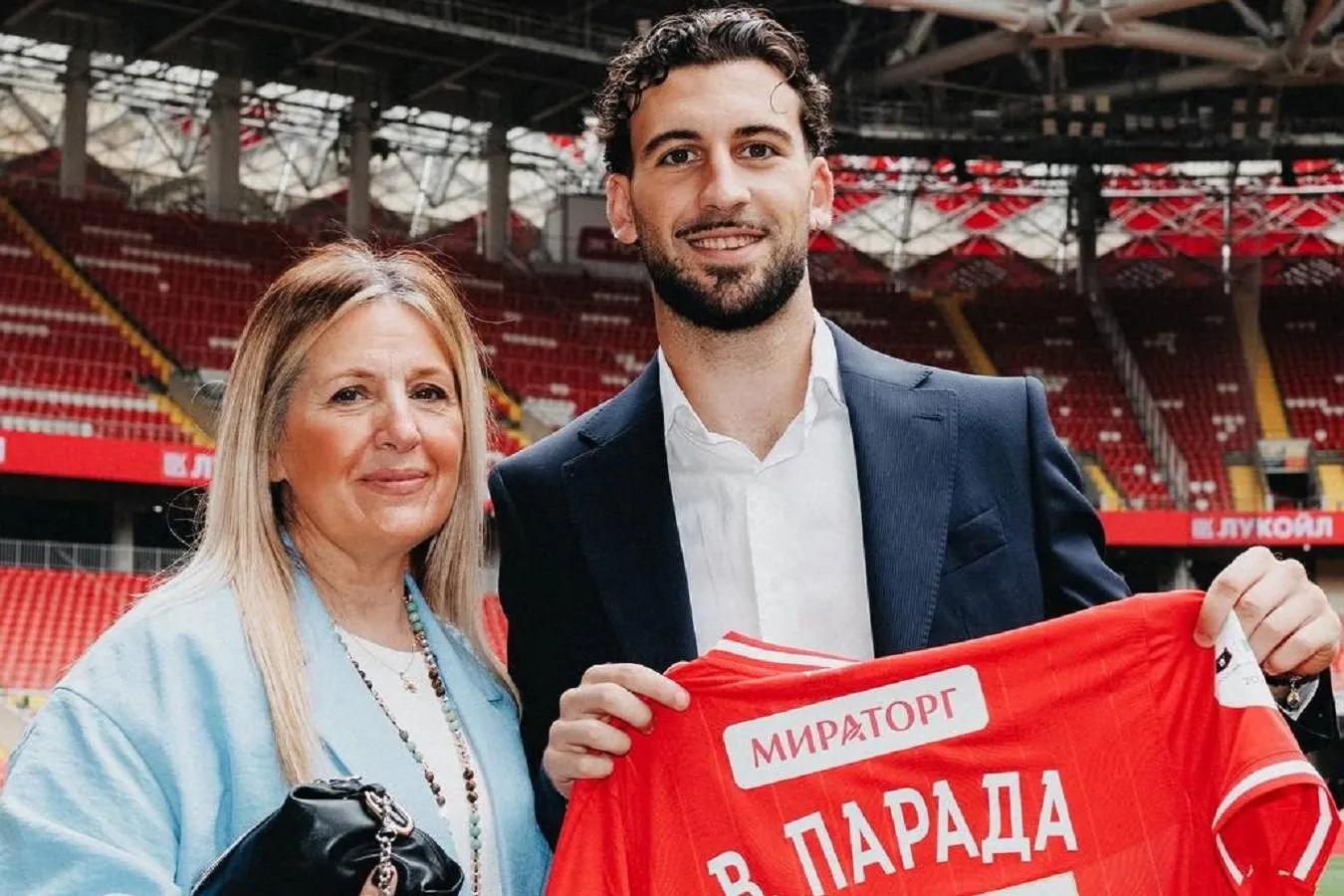 Paradning "Spartak" himoyachisi taqdimotga onasi bilan klubning yangi boshlovchisi sifatida keldi