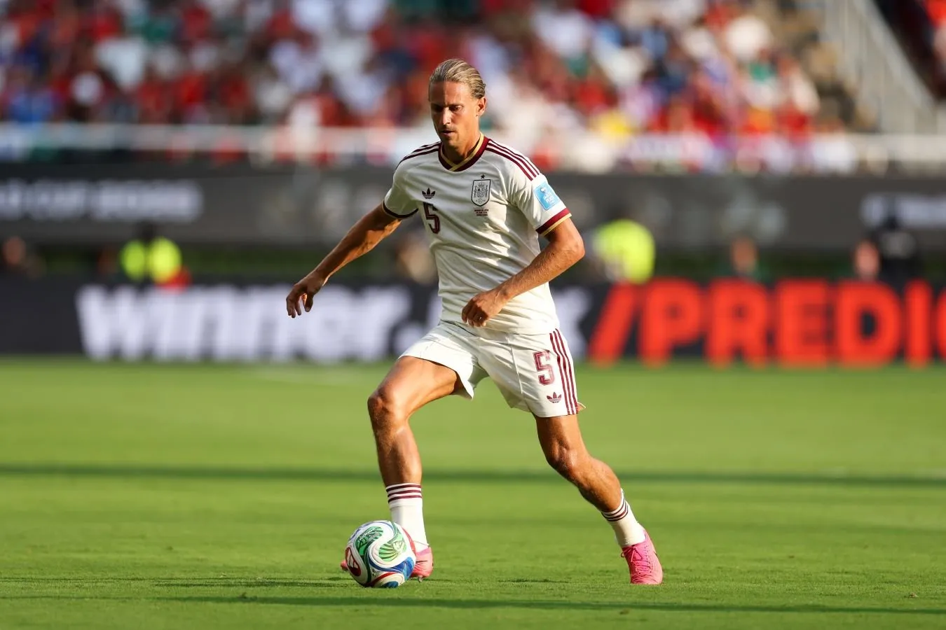 "Biror narsaga yopishib olishga majbur bo'ling." Llorente Deshamga sud da'volariga javob berdi