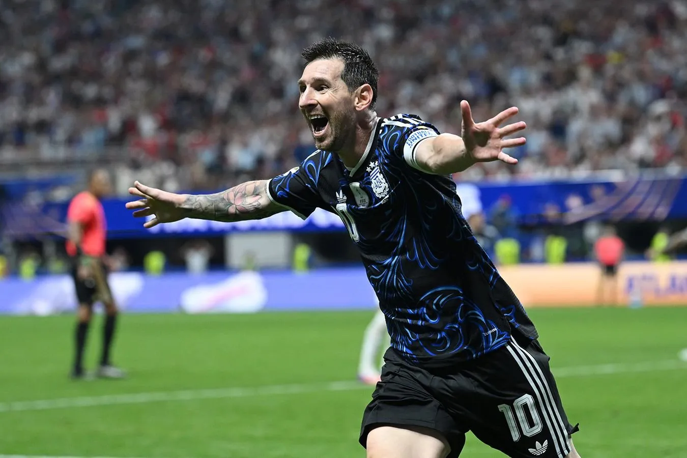 2026 yilgi jahon chempionatining 1/2 finalining Angliya bilan o'yinidan so'ng Argentinaning g'alaba qozonish xonasi videosi paydo bo'ldi