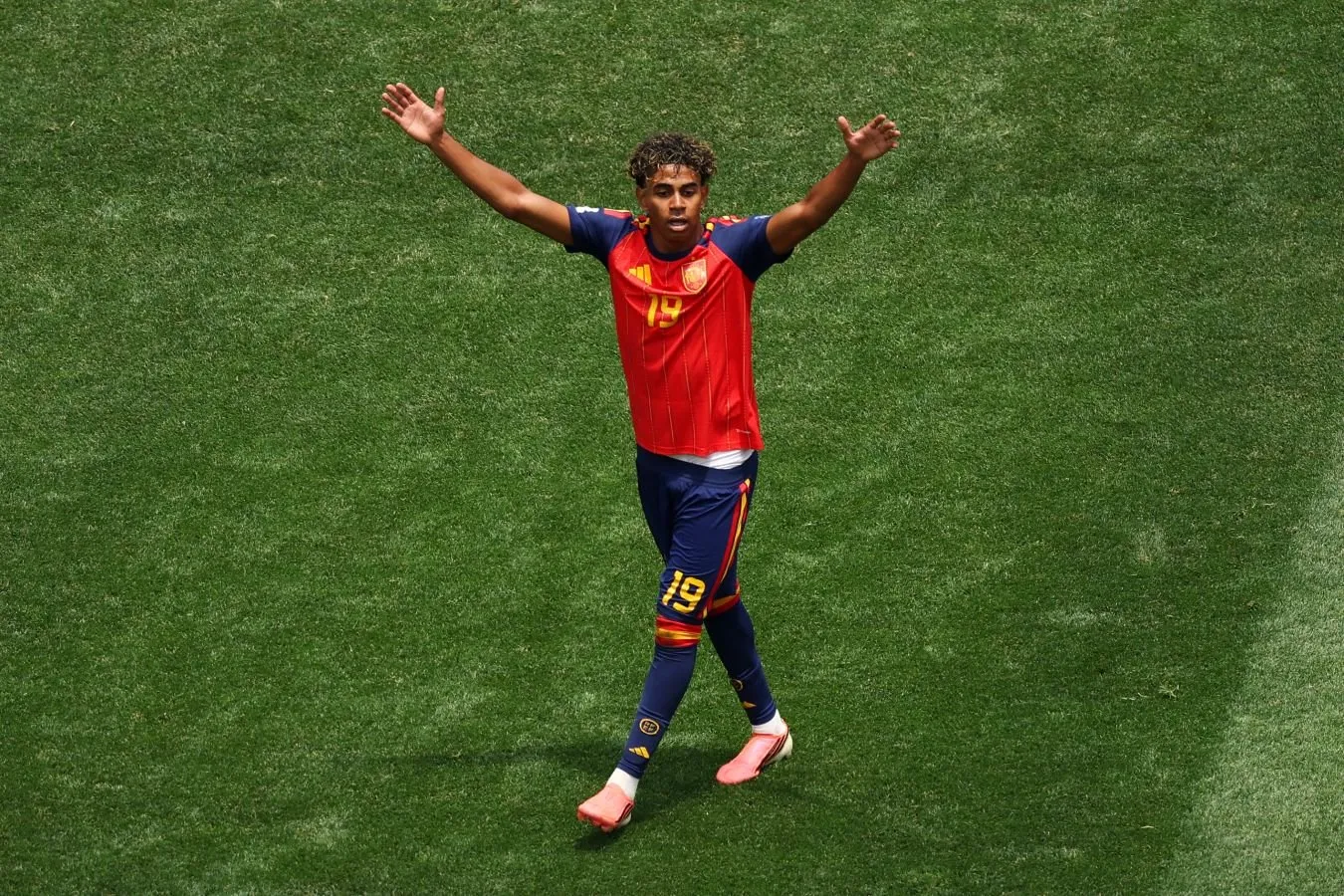 19 yoshli Yamal Madriddagi paradda Ispaniya chempionligini toj kiyib nishonladi
