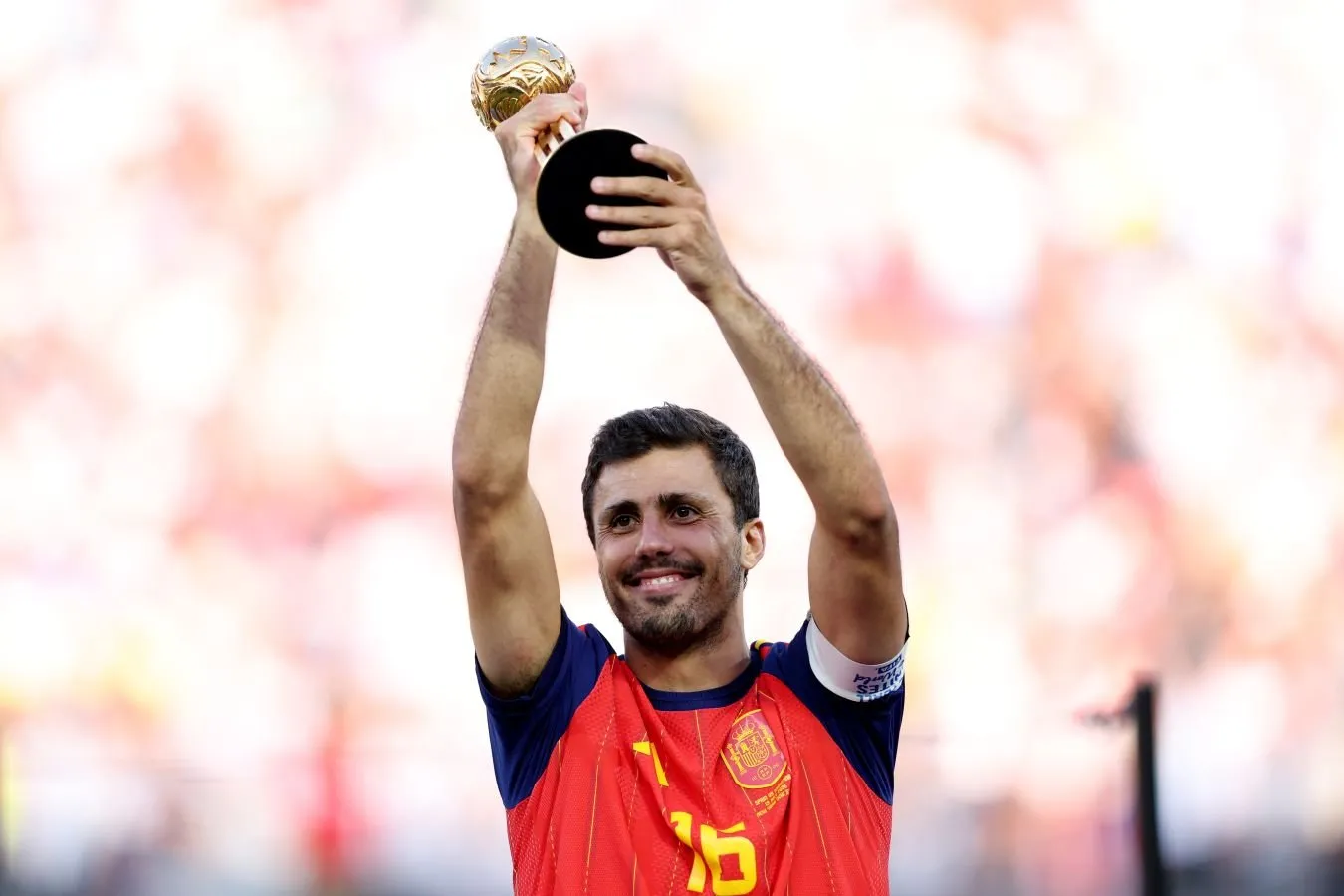 Rodri futbol tarixida faqat uchta evropalikka berilgan yutuqni takrorladi
