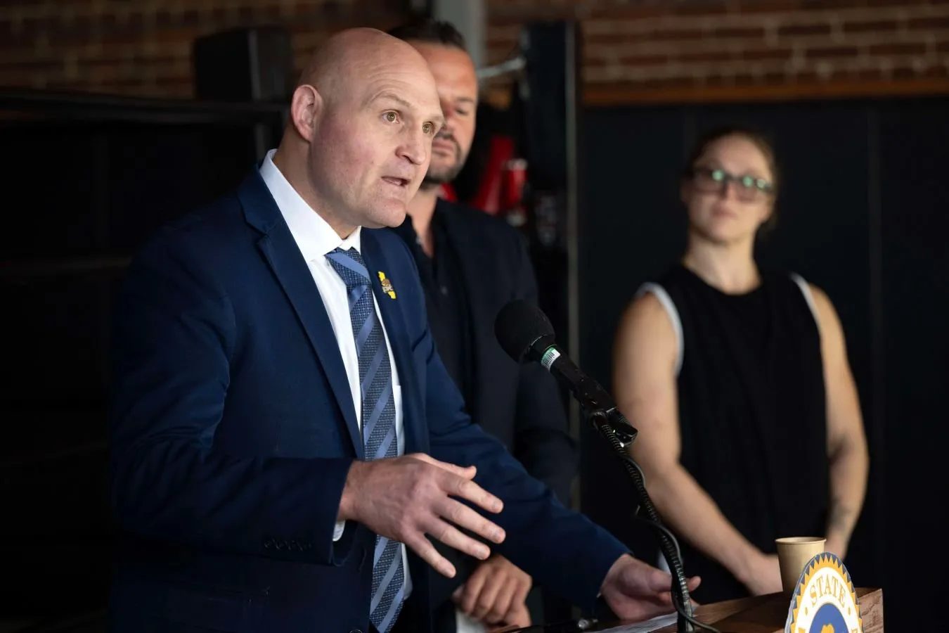 Kaliforniya sport komissiyasining ta'kidlashicha, Herb din UFC janglarini hakamlik qilishda davom etadi