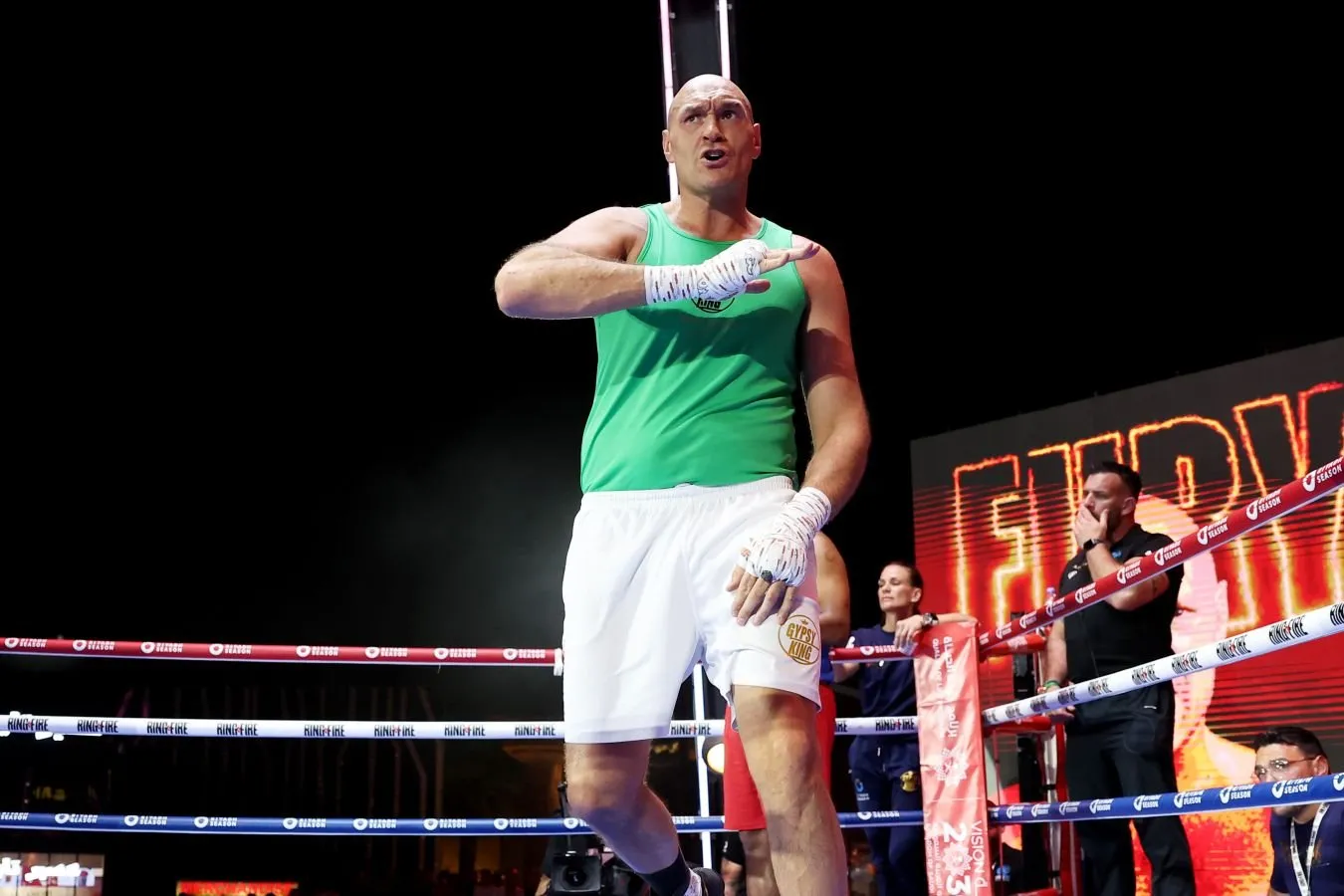 "Bekxem bu erda o'yin o'tkazarmidi? Fury-bir yarim minglik maydonda boks qilish qarori haqida