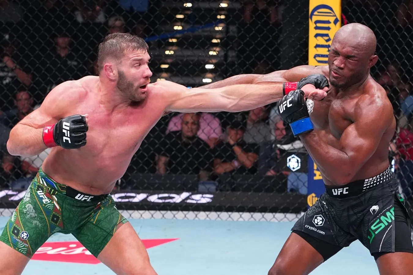 Kamaru Usmon du Plessis bilan pektoral mushak yorilishi bilan kurashganini tan oldi