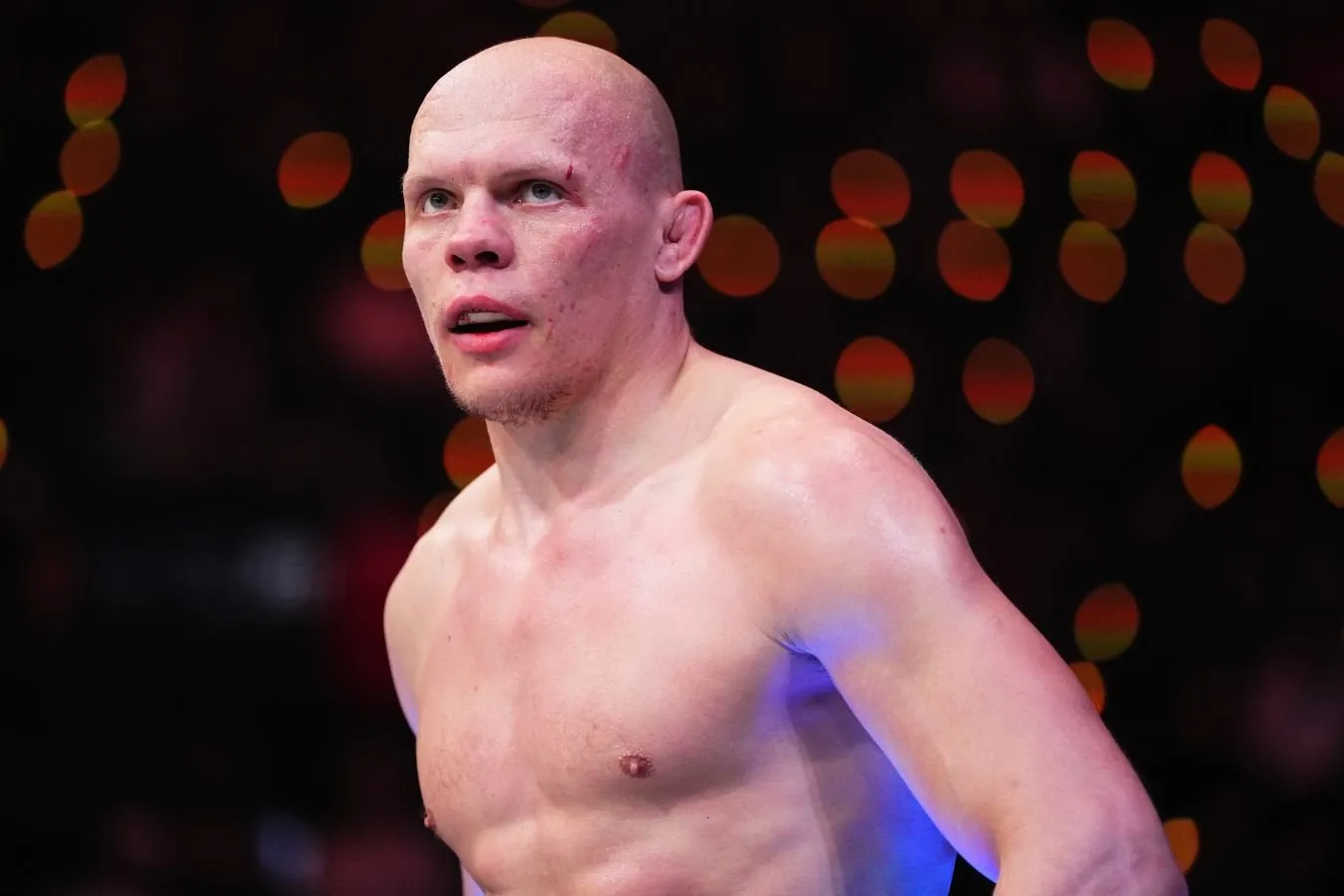 Guskov UFC Fight Night 282 oldidan ko'rish jangida Ankalayevning ko'ziga qaramadi