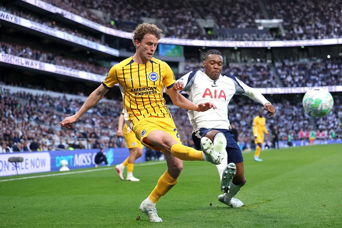 Chempionat va Okko mavsumoldi turnirida Tottenxemning Sidney bilan o'yinini namoyish etadi