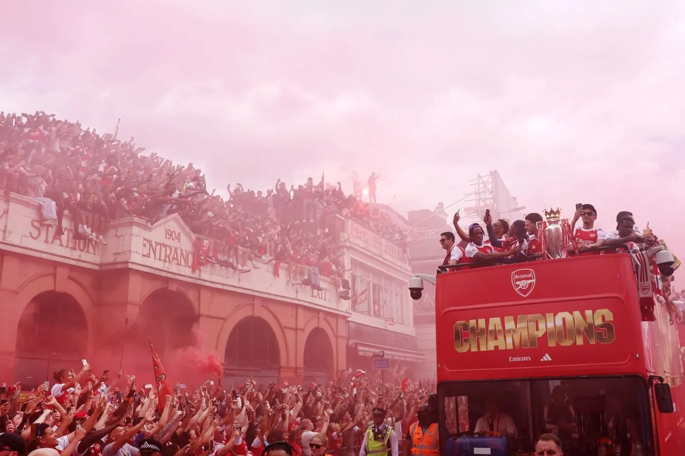 Pirs Morgan "Arsenal" ni dunyo yulduzlarini imzolashga chaqirdi