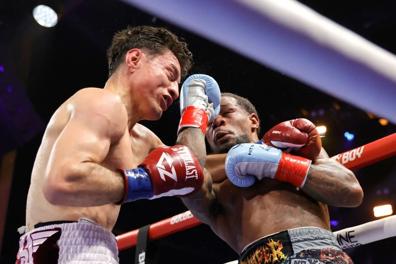 Sepeda Roachni mag'lubiyatga uchratdi va engil vazn toifasida yangi WBC chempioni bo'ldi